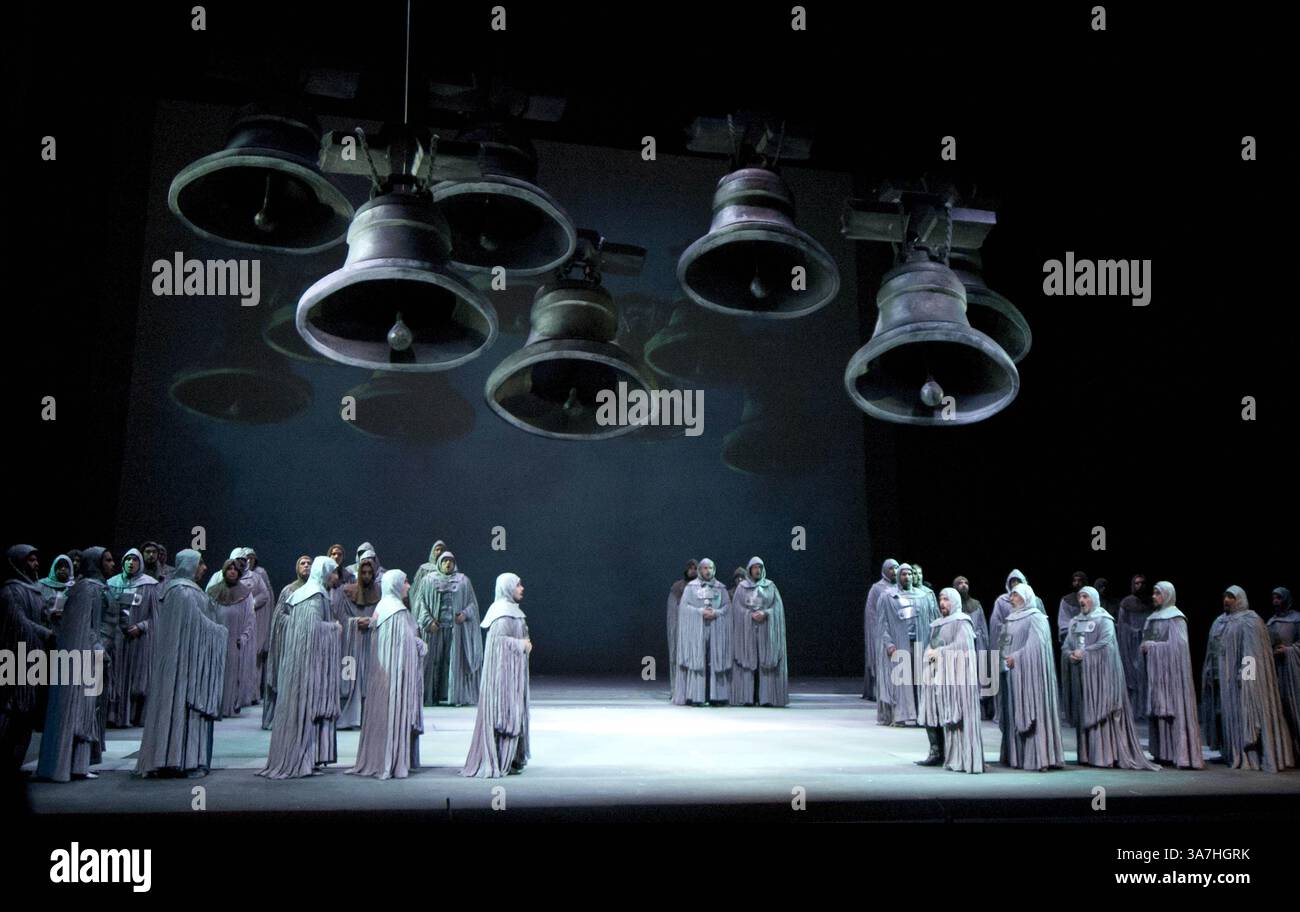 13 mai 2013 - Santiago Chili 13 mai 2013. Appuyez sur Pass. Inspiré par l'histoire éponyme de Wolfram von Eschenbach et d'autres légendes médiévales, est la dernière œuvre de Wagner pour la scène, dans laquelle il a sublimé son concept de rédemption, comme actif dans plusieurs titres précédents. L'action de l'opéra fait partie de la communauté légendaire des temps des Chevaliers du Saint Graal (coupe contenant le sang versé par Jésus Christ sur la croix) et est dominée par une religiosité très intense, qui atteint parfois l'impact le plus profond , comme dans les scènes de la présentation du Graal et de l'enchantement vendredi. Santi Banque D'Images