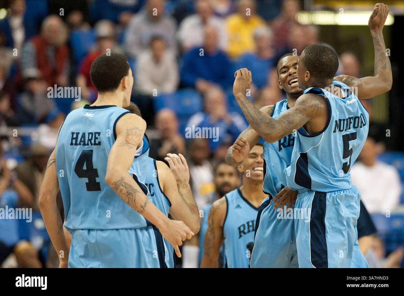 19 janvier 2013 - Saint Louis, MO, États-Unis - Mike Powell #1 et Xavier Munford #5 de l'Université du Rhode Island célèbrent la victoire en prolongation de l'Université Saint Louis à l'aréna Chaifetz à Saint Louis, MO le 19 janvier 2013.(image crédit : © Paul Halfacre/Cal Sport Media/ZUMAPRESS.com) Banque D'Images