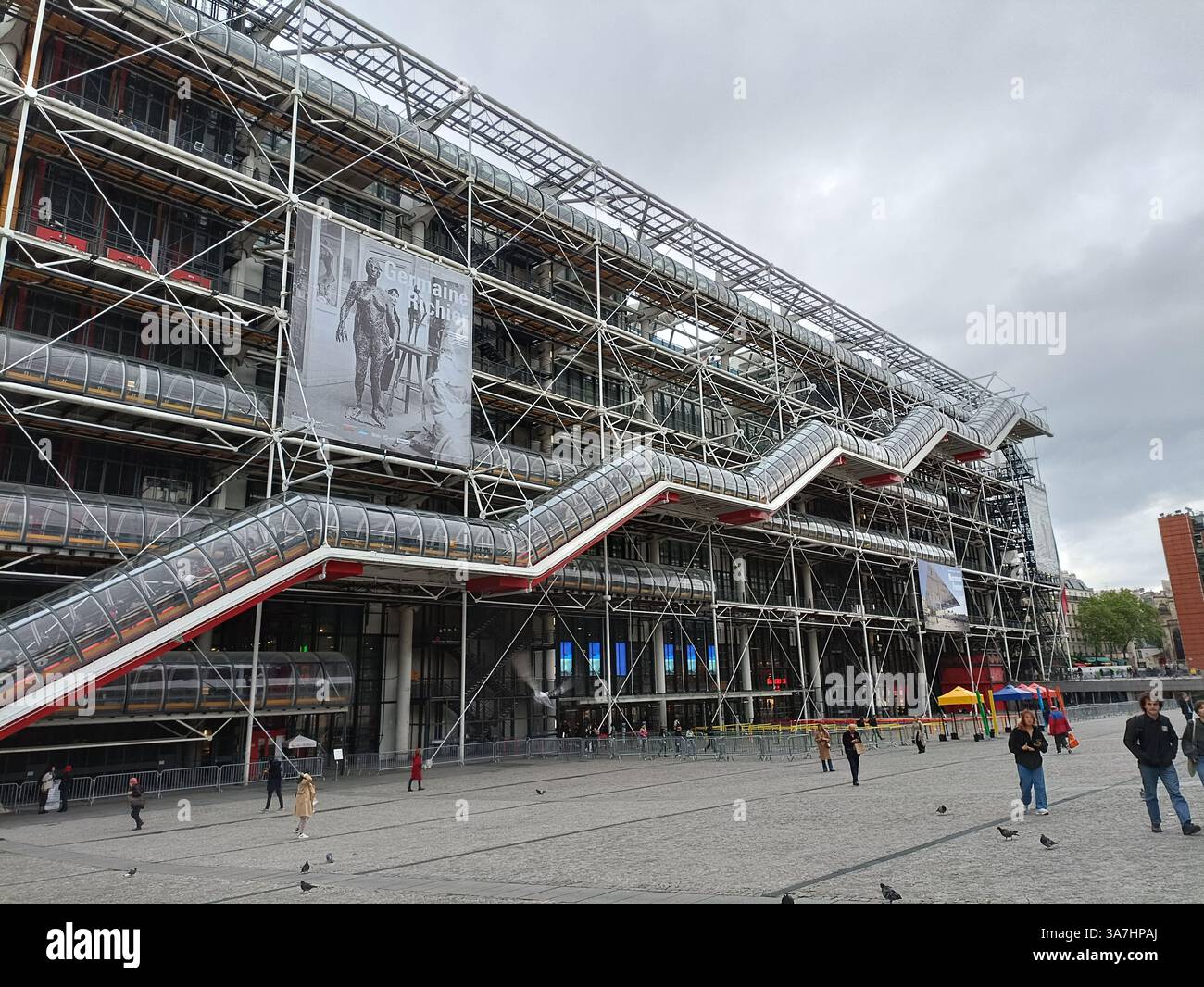 France Paris : Centre Georges Pompidou sous un ciel gris Banque D'Images