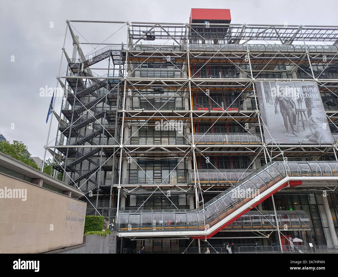 France Paris : Centre Georges Pompidou sous un ciel gris Banque D'Images