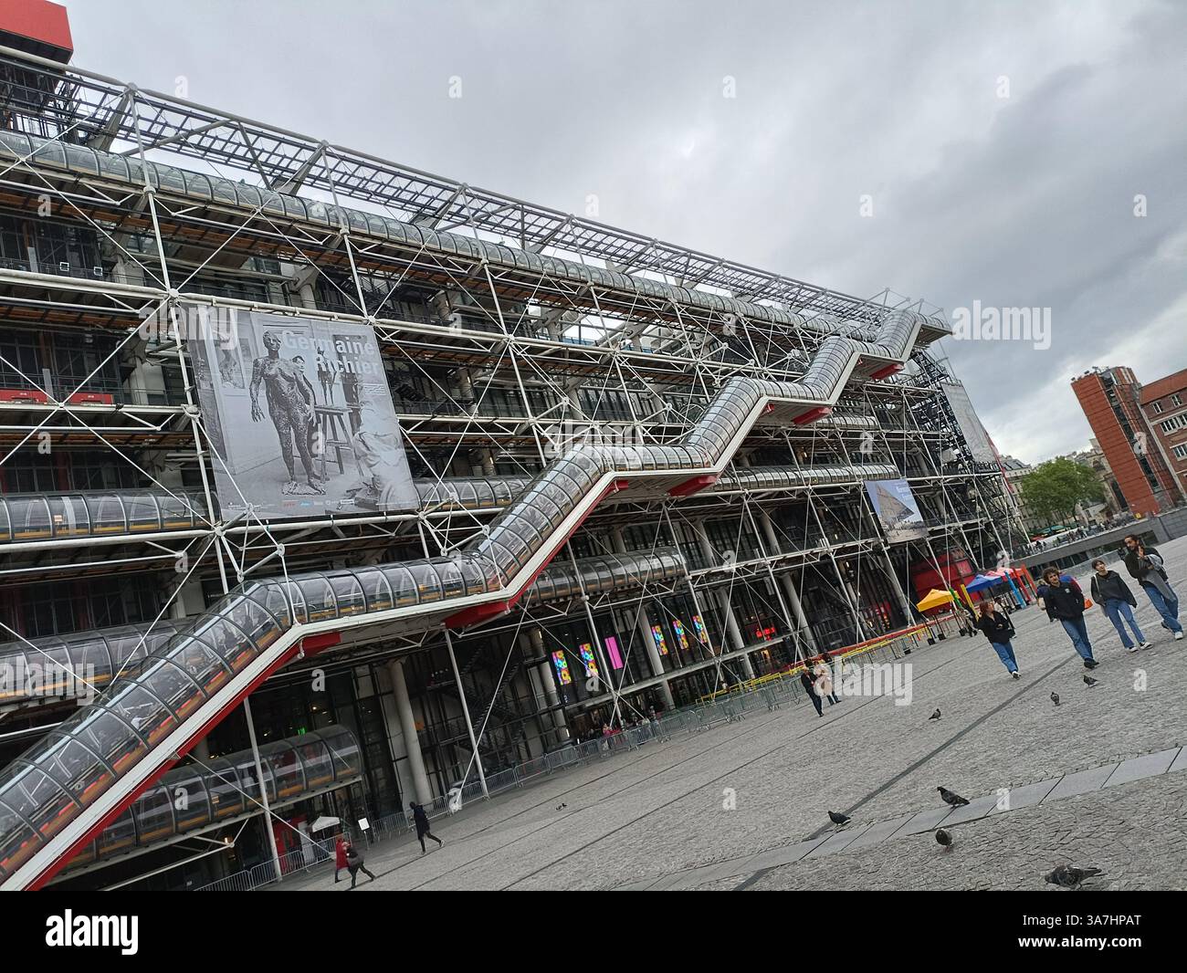France Paris : Centre Georges Pompidou sous un ciel gris Banque D'Images