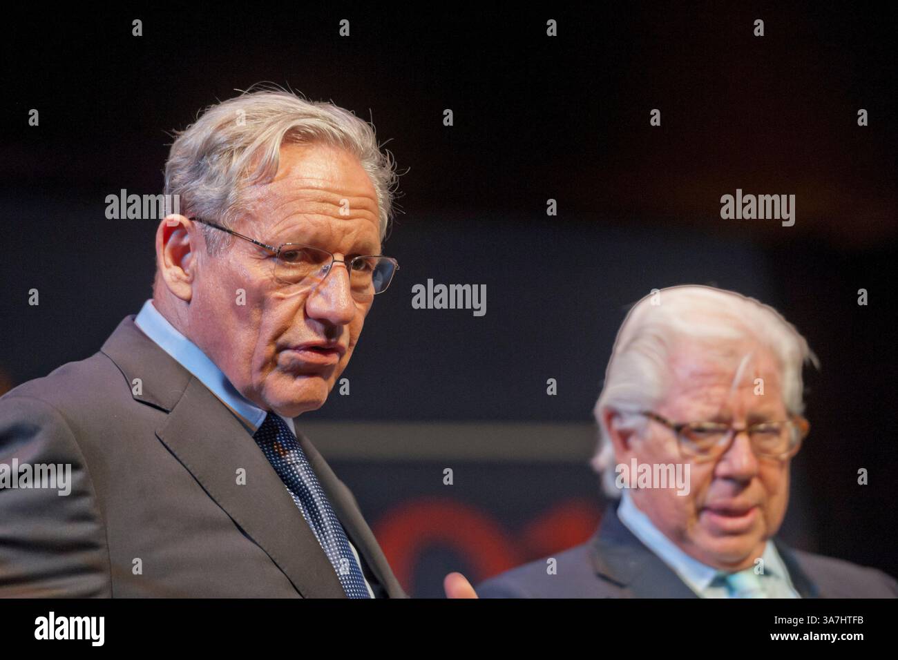 20 mars 2012 - Hempstead, New York, États-Unis - BOB WOODWARD (à gauche) et CARL BERNSTEIN (à droite), journalistes d'investigation, parlent du 40e anniversaire du scandale politique du Watergate, à l'Université Hofstra. La conférence portait sur leur enquête, tandis que les journalistes du Washington Post, sur l'effraction, et sa dissimulation, du quartier général national démocrate au complexe de bureaux du Watergate à Wash. DC, ce qui a conduit à la démission du président Nixon. (Crédit image : © Ann Parry/ZUMAPRESS.com) Banque D'Images