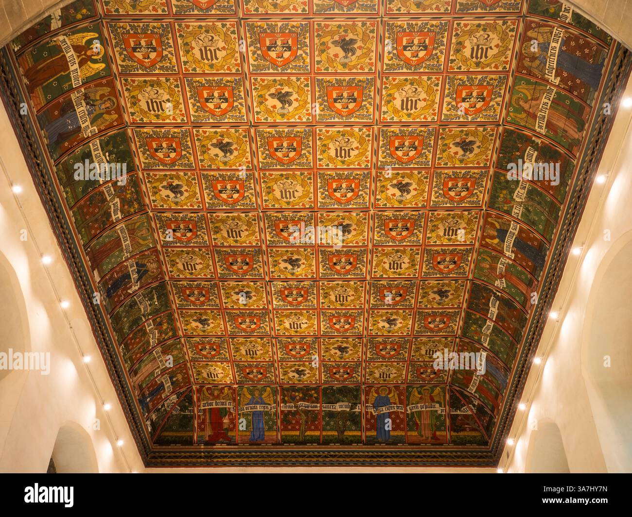 Plafond en bois peint, William Morris Design, Jesus College Chapel, Jesus College, Université de Cambridge, Cambridge, Cambridgeshire, Angleterre, Royaume-Uni. Banque D'Images