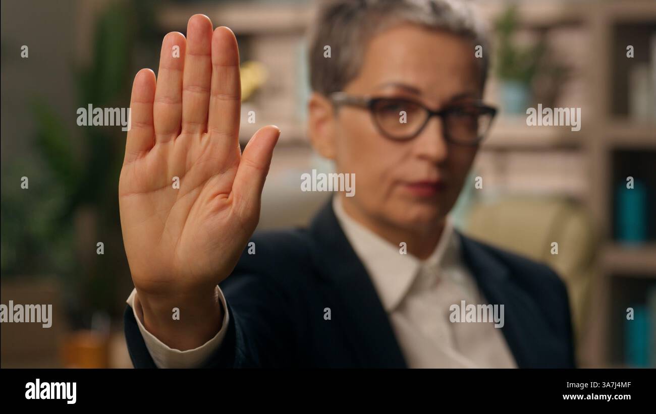 Portrait dans le bureau confiant sérieux cheveux gris vieux aîné aîné vieux homme d'affaires femme d'affaires femme regardant le travail de caméra mis la main arrêt Banque D'Images