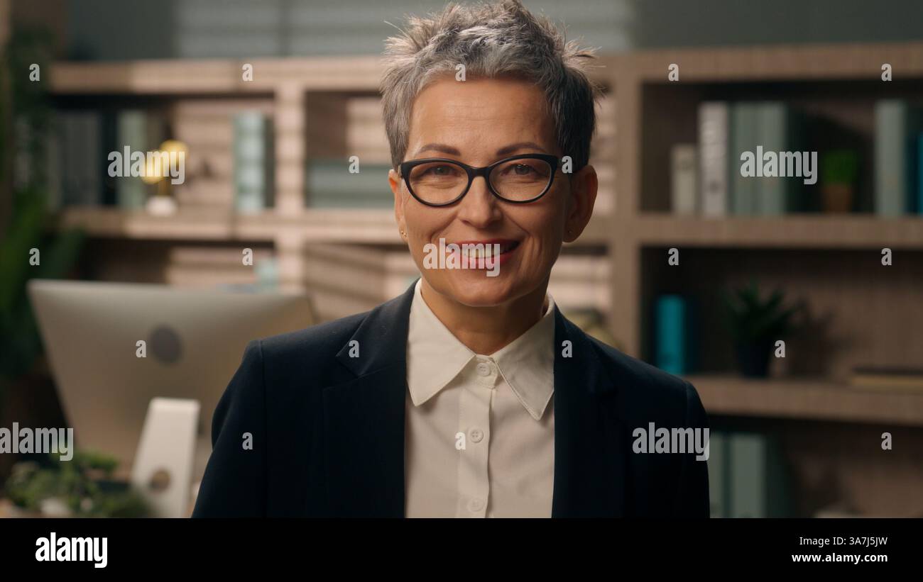 Portrait confiant joyeux souriant dans le succès de bureau affaires caucasien femme d'affaires d'âge moyen femme d'affaires mature employeur entrepreneur féminin Banque D'Images