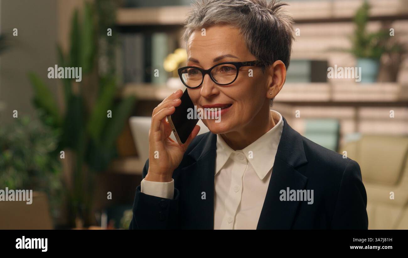 Portrait dans le bureau heureux émotionnel parler étonné merveille étonné choqué cheveux gris vieux vieux aîné vieil homme d'affaires femme d'affaires femme femme Banque D'Images