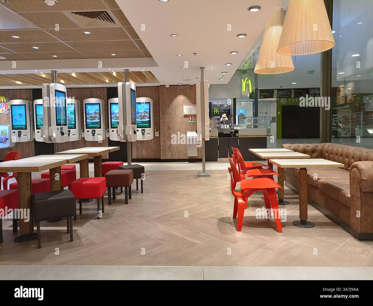 France Paris les Halles : le restaurant McDonalds vide Banque D'Images