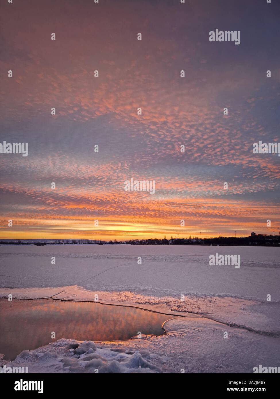 Magnifique coucher de soleil d'hiver au-dessus du lac gelé, fond vertical - Image de stock capturée avec un smartphone