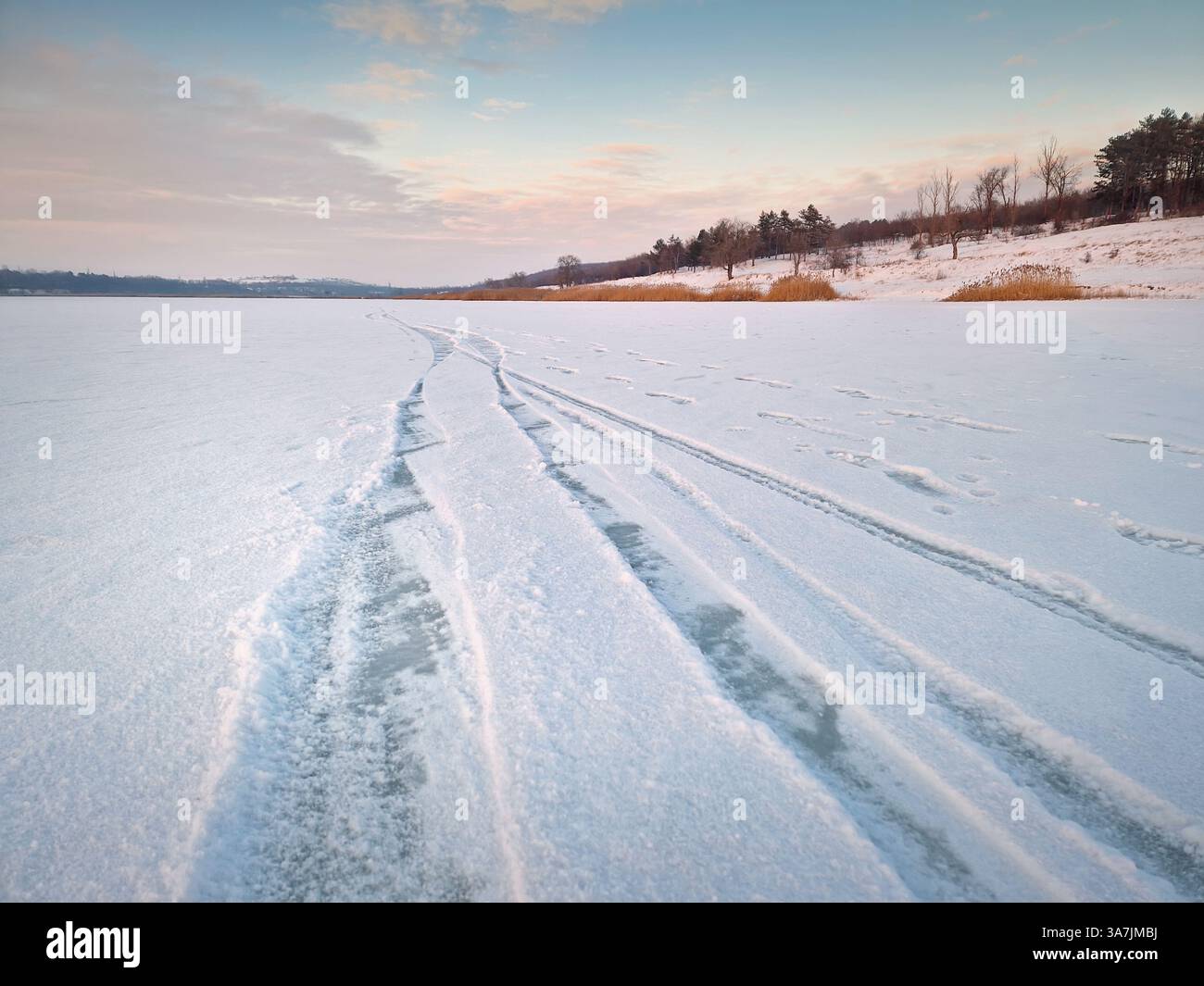 Scène hivernale calme sur le lac gelé couvert de neige - Image de stock capturée avec un smartphone