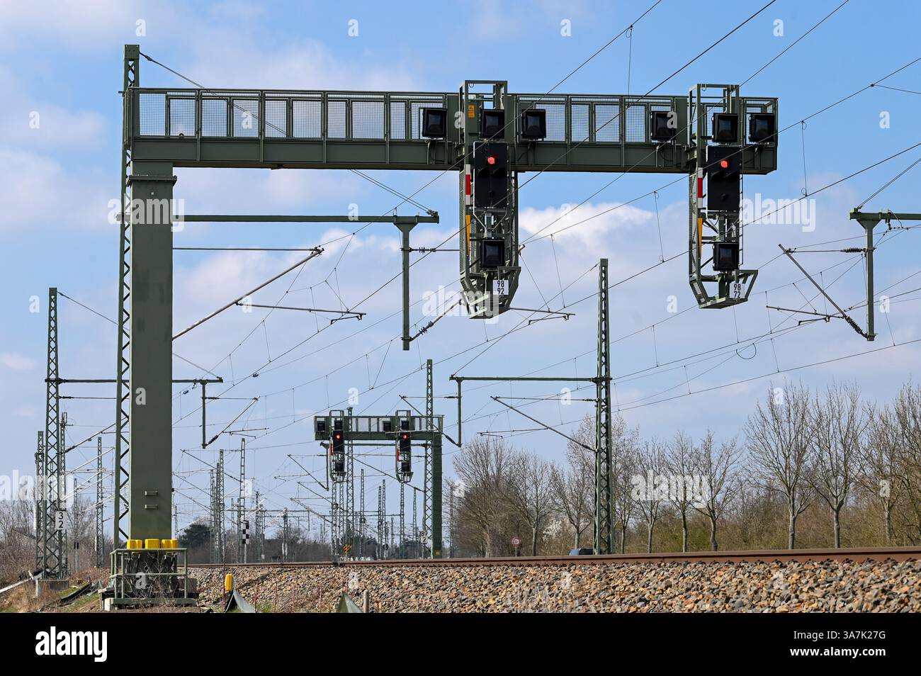Halle, Allemagne. 27 mars 2025. Un nouveau pont de signalisation a été installé sur la ligne entre Halle et Leipzig, et de nouvelles technologies de contrôle et de sécurité assurent désormais des connexions plus rapides pour le trafic ferroviaire à tout le carrefour ferroviaire de Halle. Après une fermeture de plusieurs jours, nécessaire à la mise en service, le trafic local, longue distance et fret reprend. Crédit : Heiko Rebsch/dpa/Alamy Live News Banque D'Images