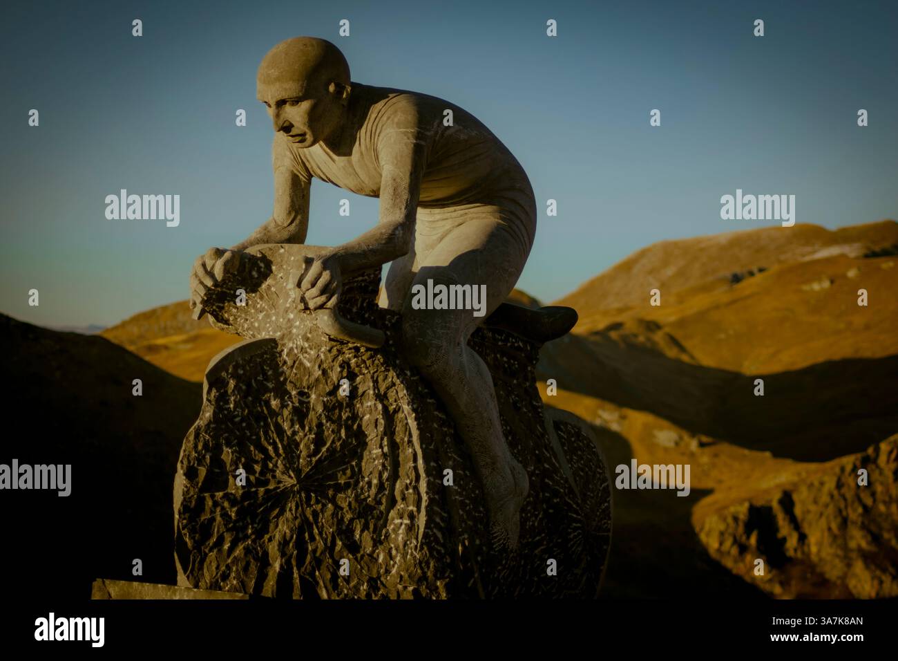 Colle Fauniera. La statue en souvenir de la victoire historique de Marco Pantani. Banque D'Images