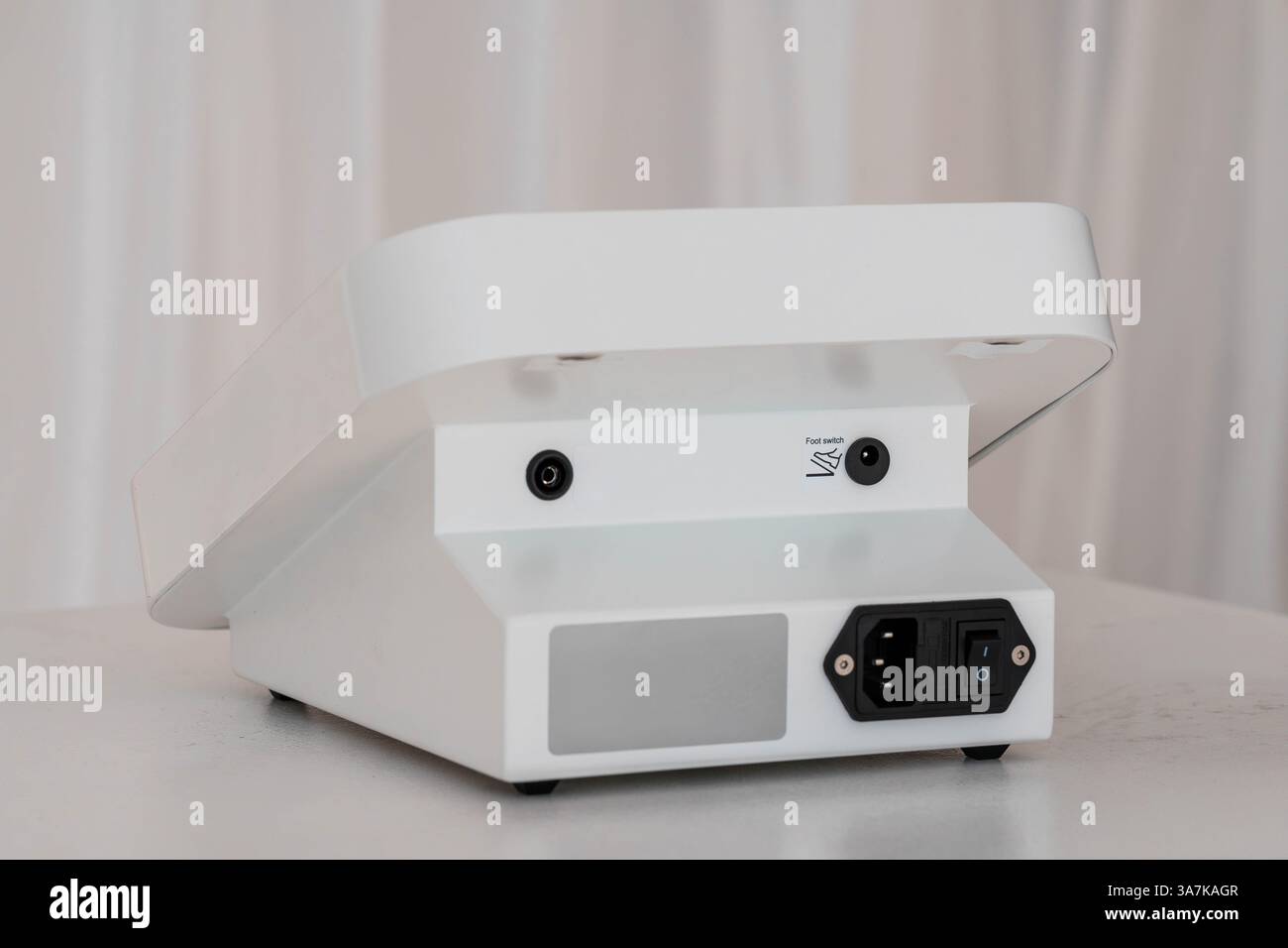 Vue arrière de l'appareil électronique blanc moderne avec interrupteur d'alimentation et ports de connexion. Banque D'Images