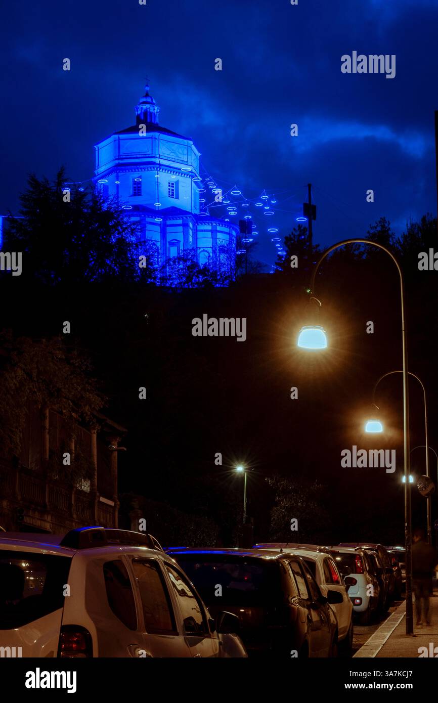 Piccoli spiriti blu de Rebecca Horn à l'église de la équipée Marie au Mont de Cappuccini à Turin, l'une des plus anciennes installations. Banque D'Images