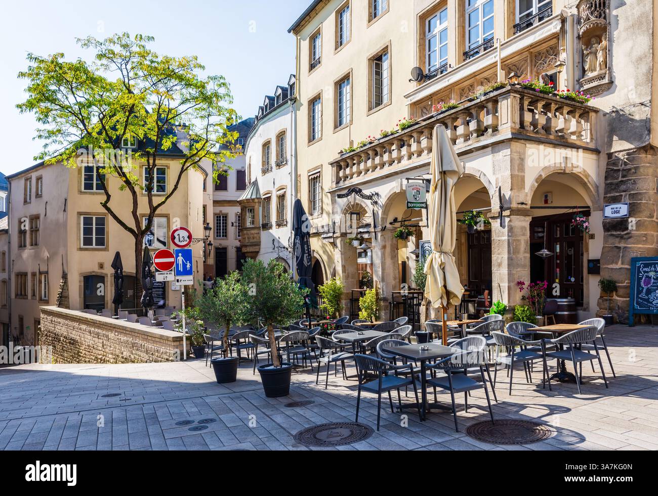 Le bar Ënnert de Steiler dans un bâtiment historique avec portique dans la vieille ville de Luxembourg. Banque D'Images