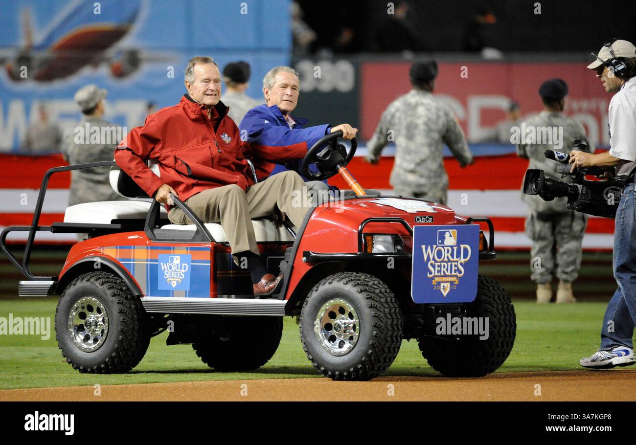 31 octobre 2010 - Arlington, TX, États-Unis - les anciens présidents George H.W. Bush et George W. Bush se rendent sur le terrain alors que les Giants de San Francisco affrontent les Texas Rangers dans le quatrième match des World Series au Rangers Ballpark à Arlington, Texas, le dimanche 31 octobre 2010. (Crédit image : © Ron Jenkins/MCT/ZUMAPRESS.com) Banque D'Images