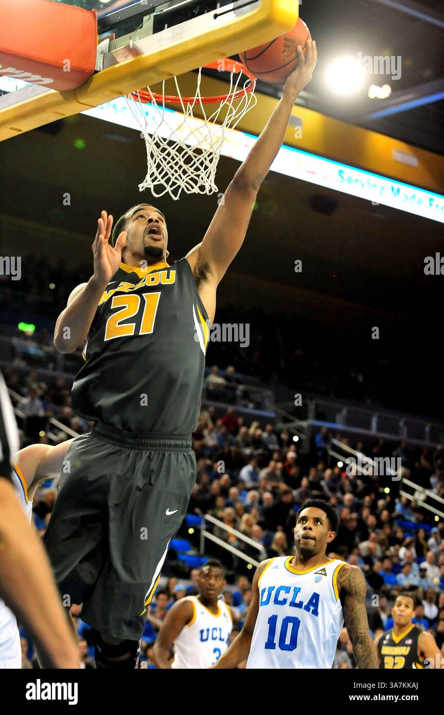 28 décembre 2012 Los Angeles, CA. L'attaquante des Missouri Tigers Laurence Bowers marque #21 en première mi-temps lors du match de basket-ball universitaire opposant les Missouri Tigers et les Bruins de l'UCLA au Pauley Pavilion à Los Angeles, Californie. Louis Lopez/CSM(crédit image : © Louis Lopez/Cal Sport Media/ZUMAPRESS.com) Banque D'Images