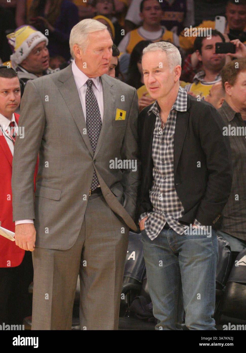 Dec. 28, 2012 - Los Angeles, CA, USA - vendredi 28 décembre 2012 ; Tennis Great Talks avec Basketball Great Jerry West au match des Lakers. Les Lakers de Los Angeles ont battu les Trail Blazers de Portland par le score final de 104-87 au Staples Center dans le centre-ville de Los Angeles, CA. (Crédit image : © Paul Lane/ZUMAPRESS.com) Banque D'Images
