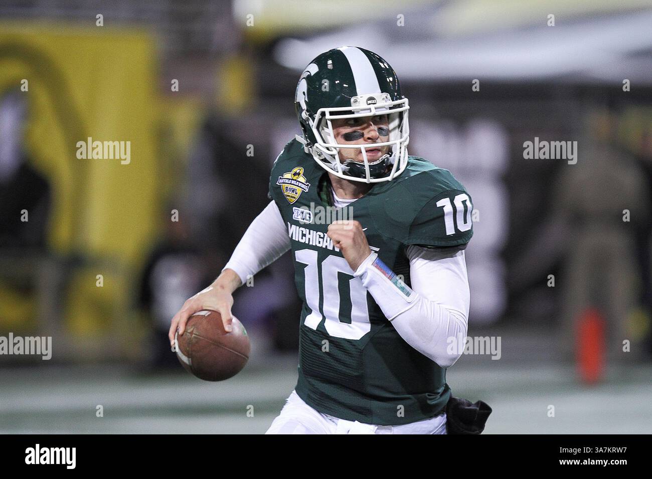Dec. 30, 2012 - Tempe, Arizona, États-Unis - Michigan State QB ANDREW MAXWELL #10 brouille dans la première moitié du match de football universitaire Buffalo Wild Wings Bowl entre les TCU Horned Frogs et les Michigan State Spartans au Sun Devil Stadium à Tempe, Arizona. Les Spartans de l'État du Michigan ont battu les grenouilles à cornes TCU 17-16 (image crédit : © Douglas James/Cal Sport Media/ZUMAPRESS.com) Banque D'Images