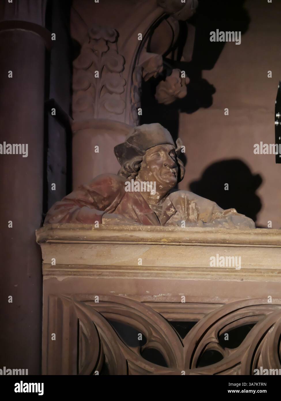 La statue du maître bâtisseur de cathédrale Hans Hammer en homme sur la balustrade veille sur la stabilité du pilier ange dans la cathédrale de Strasbourg Banque D'Images