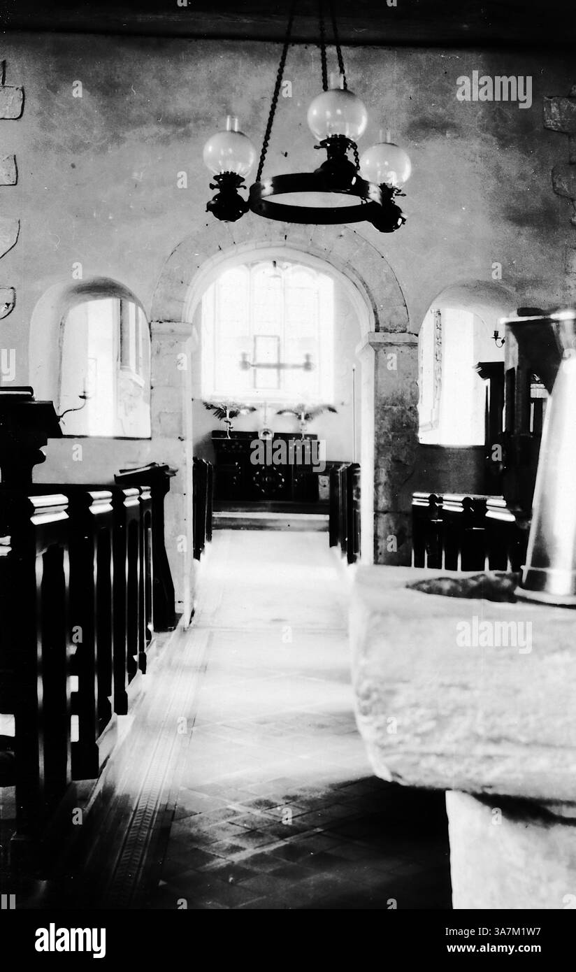 1930, intérieur de l'église à Ashley, Hampshire : ce village est près de New Milton, dans le district de New Forest. L'église de Marie est un bâtiment historique datant du XIIIe siècle. L'église est connue pour sa belle architecture, y compris un design cruciforme de style normand avec des pansements en pierre de silex et de Bath. D'une collection de photographies amateurs non attribuées dans la plage de dates, 1929-1936, qui comprennent les vacances britanniques et européennes. La plupart des images originales étaient d'environ 3 ½ x 2 pouces. Banque D'Images