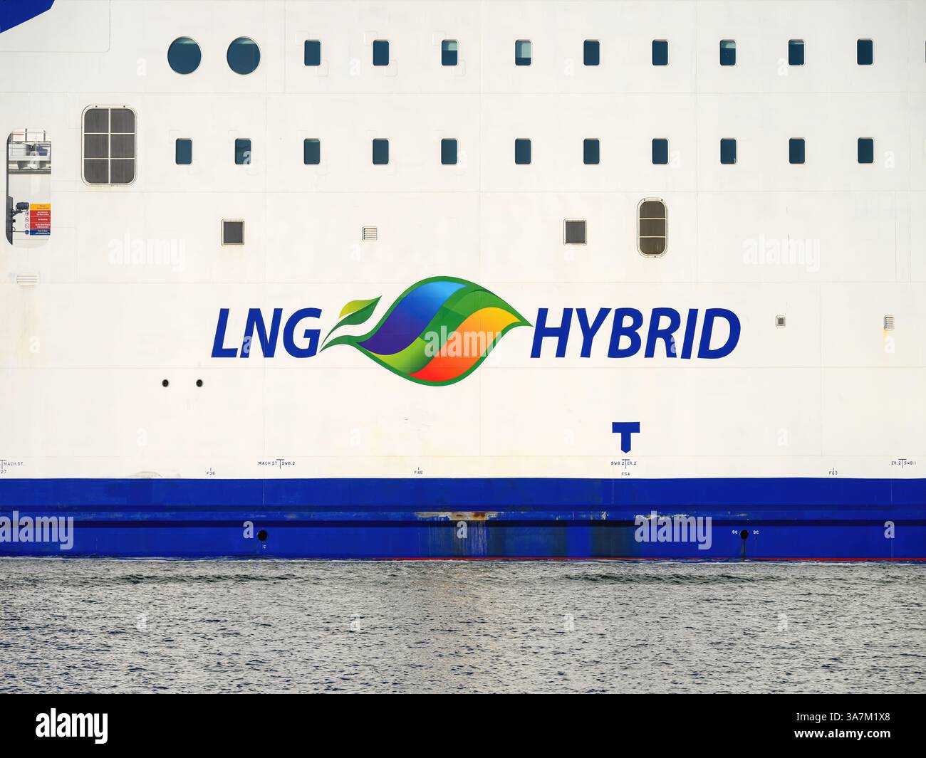 Logo LNG Hybrid Power sur le Saint-Malo, un E-Flexer, traversier hybride transmanche, exploité par Brittany Ferries entre Portsmouth et St.Malo Banque D'Images