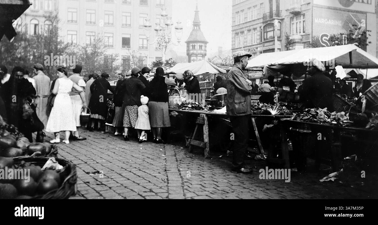 1932. Un marché de rue très fréquenté à Ostende (Belgique), avec une grande publicité pour la marque Martini Drinks sur le côté d'un bâtiment. D'une collection de photographies amateurs non attribuées dans la plage de dates, 1929-1936, qui comprennent les vacances britanniques et européennes. La plupart des images originales étaient d'environ 3 ½ x 2 pouces. Banque D'Images