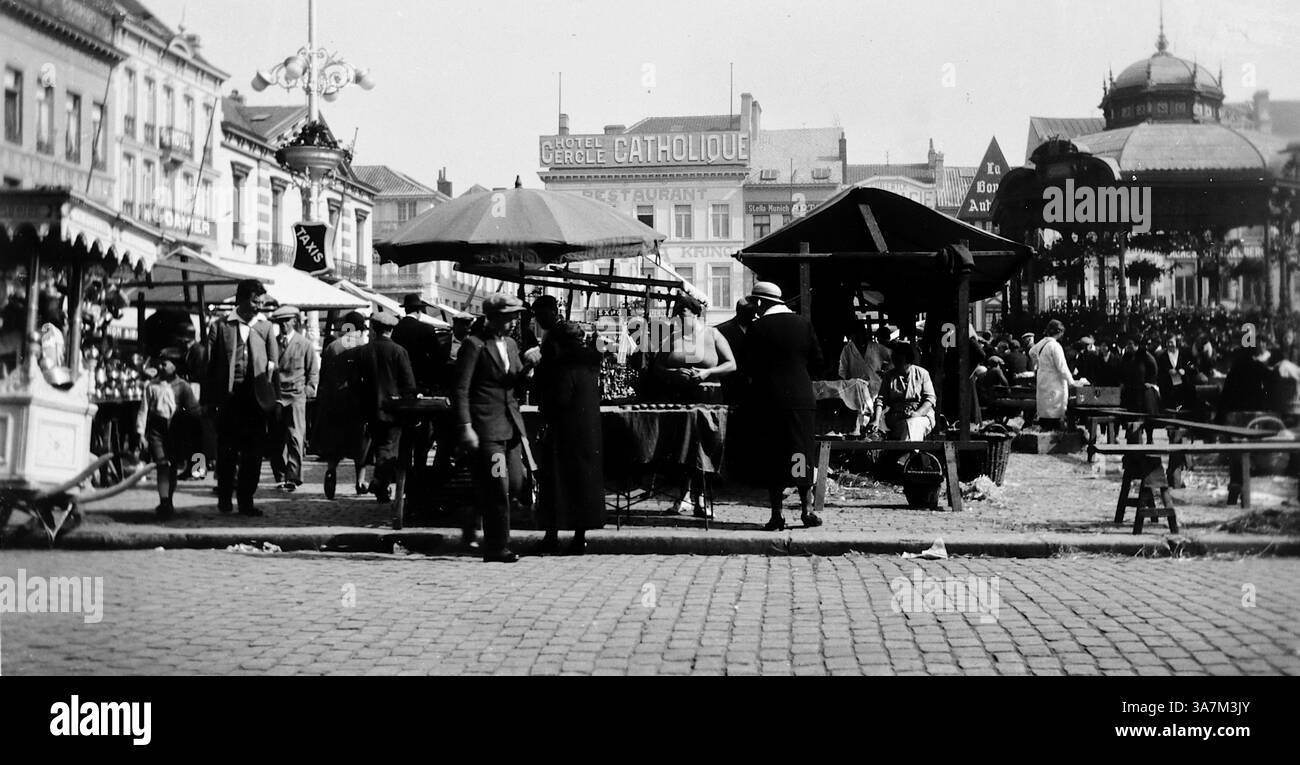 1932. Un marché de rue animé à Ostende (Belgique) avec des bâtiments commerciaux en arrière-plan, dont l'Hôtel cercle Catholique. D'une collection de photographies amateurs non attribuées dans la plage de dates, 1929-1936, qui comprennent les vacances britanniques et européennes. La plupart des images originales étaient d'environ 3 ½ x 2 pouces. Banque D'Images