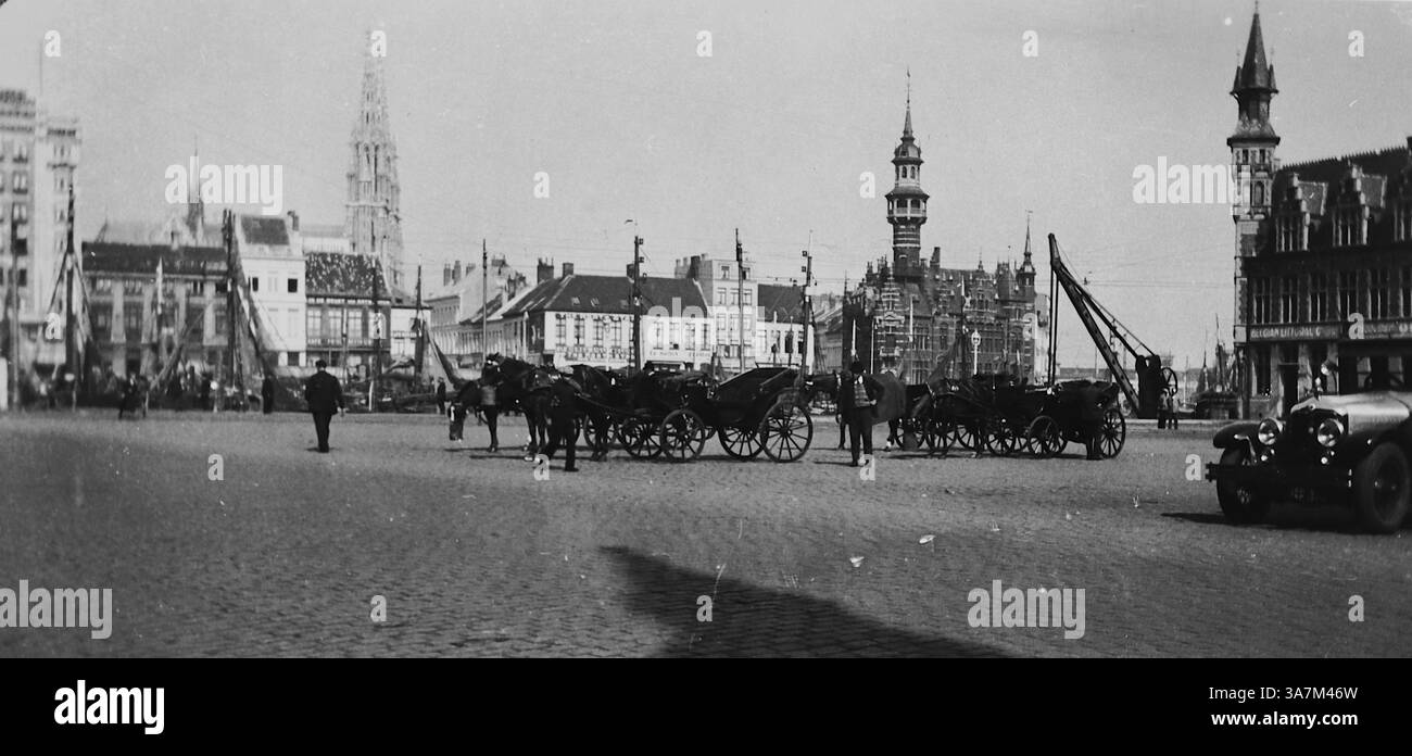 1932, Ostende, Belgique, chariots tirés par des chevaux et une voiture dans une grande place ouverte avec un pavé flanqué de bâtiments. D'une collection de photographies amateurs non attribuées dans la plage de dates, 1929-1936, qui comprennent les vacances britanniques et européennes. La plupart des images originales étaient d'environ 3 ½ x 2 pouces. Banque D'Images