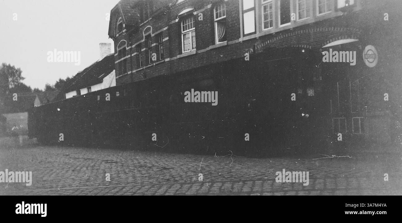 1932, un stoomtram à Westkapelle, un village côtier sur la pointe ouest de Walcheren dans la province de Zélande, pays-Bas. Un stoomtram, ou tramway à vapeur, était une forme de transport léger sur rail alimenté par des locos à vapeur. Ils étaient populaires dans certaines parties de l'Europe, fournissant un lien entre les villes et les zones rurales. Ils circulaient sur des voies, mais étaient plus petits et plus légers que les trains pleine grandeur. D'une collection de photographies amateurs non attribuées dans la plage de dates, 1929-1936, qui comprennent les vacances britanniques et européennes. La plupart des images originales étaient d'environ 3 ½ x 2 pouces. Banque D'Images