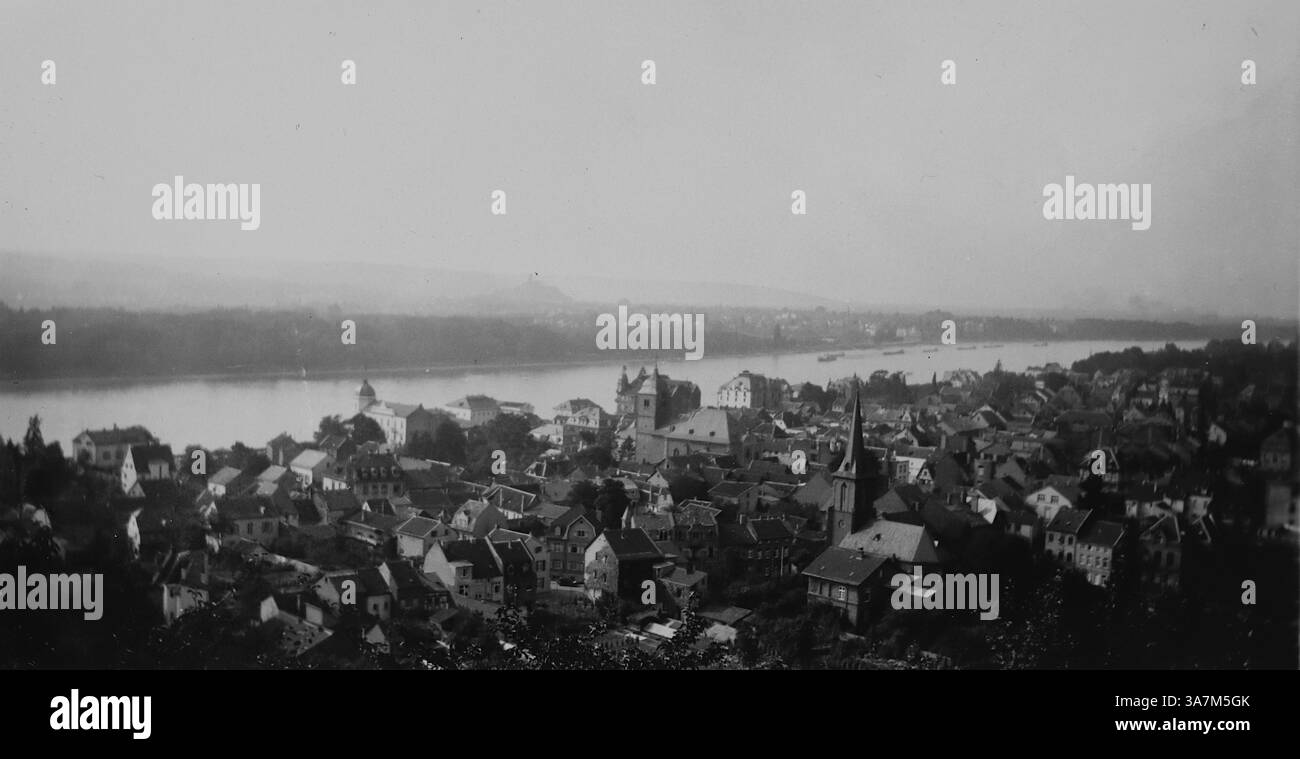 1936, une vue depuis un point de vue élevé de Königswinter, une ville en Allemagne, sur la rive droite du Rhin dans l'état de Rhénanie du Nord-Westphalie. Il est niché au pied du Siebengebirge (sept collines), une chaîne de petites montagnes. D'une collection de photographies amateurs non attribuées dans la plage de dates, 1929-1936, qui comprennent les vacances britanniques et européennes. La plupart des images originales étaient d'environ 3 ½ x 2 pouces. Banque D'Images