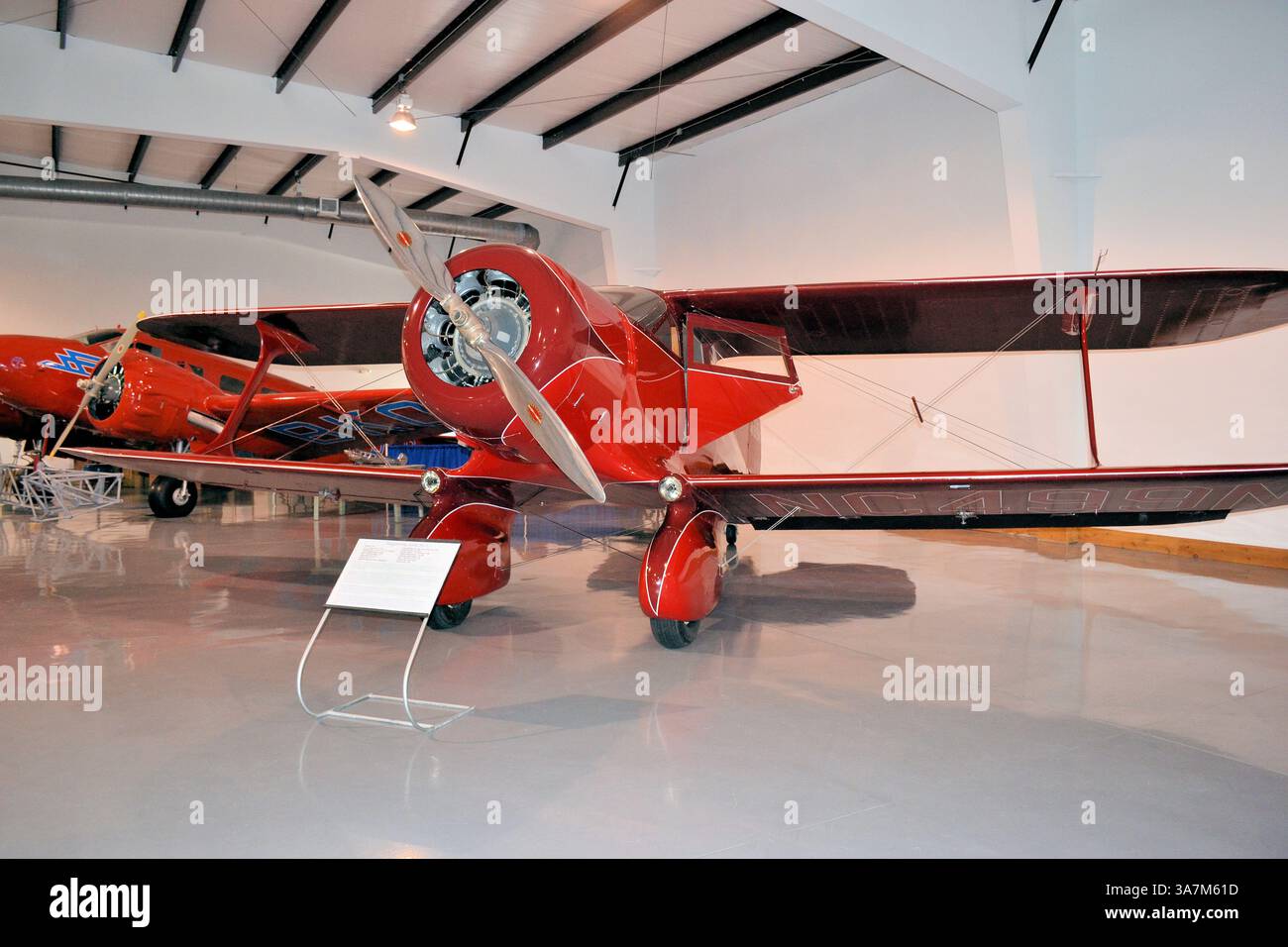 Le magnifique Beech Model 17R (le premier Beech Staggerwing) s’est écrasé à New York en 1935. Il a été reconstruit et est maintenant exposé Banque D'Images