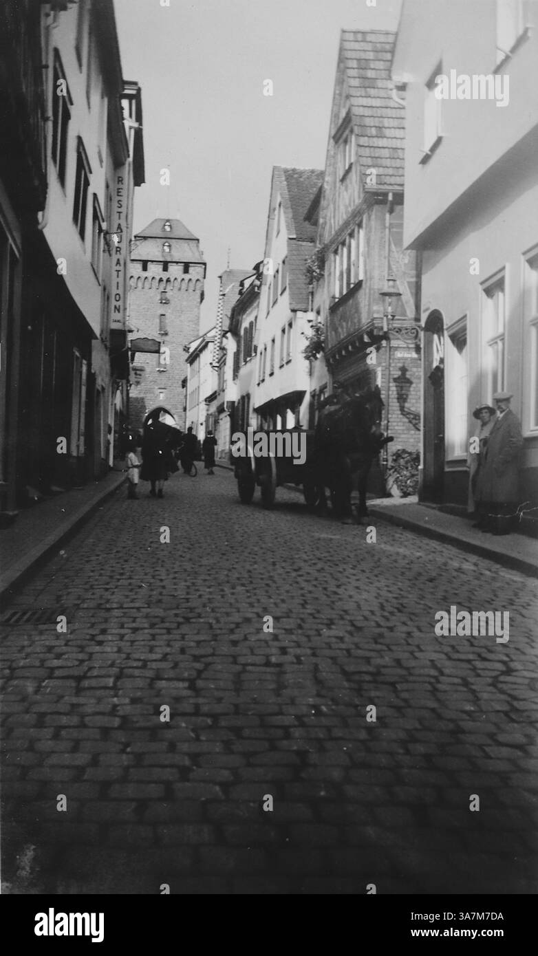 1936, une rue étroite à Linz, en Autriche, qui est historiquement importante et située le long du Danube. Il était associé à Adolf Hitler, car c'était sa ville natale et une ville qu'il avait l'intention de transformer en centre culturel pendant l'ère nazie. D'une collection de photographies amateurs non attribuées dans la plage de dates, 1929-1936, qui comprennent les vacances britanniques et européennes. La plupart des images originales étaient d'environ 3 ½ x 2 pouces. Banque D'Images