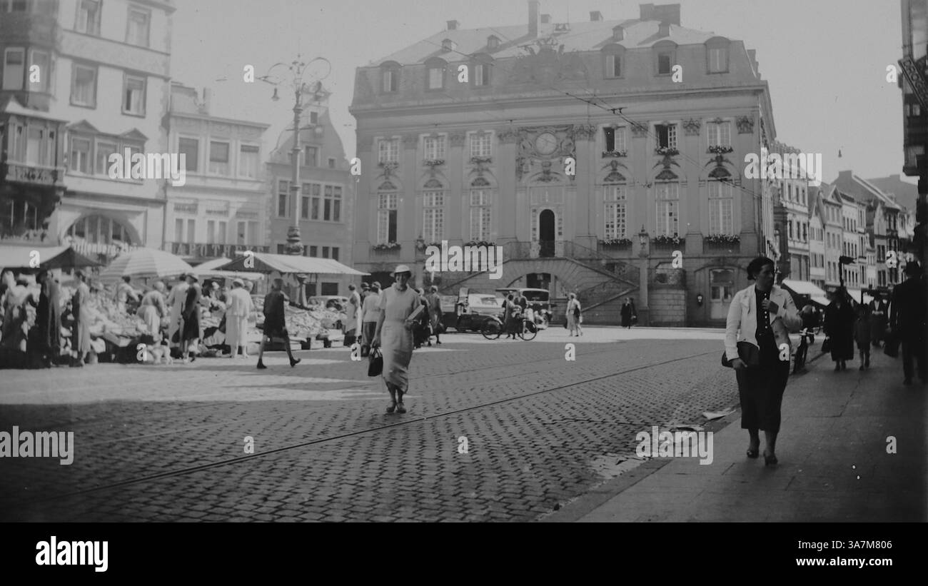 1936, la mairie et la place du marché à Bonn, Allemagne. L'Altes Rathaus, ou ancien hôtel de ville, à Bonn est un bâtiment historique situé sur la Marktplatz. En 1936, il était un monument important, connu pour son architecture de style rococo. Le bâtiment a été construit entre 1737 et 1738 sous la direction de l'architecte Michel Leveilly. D'une collection de photographies amateurs non attribuées dans la plage de dates, 1929-1936, qui comprennent les vacances britanniques et européennes. La plupart des images originales étaient d'environ 3 ½ x 2 pouces. Banque D'Images
