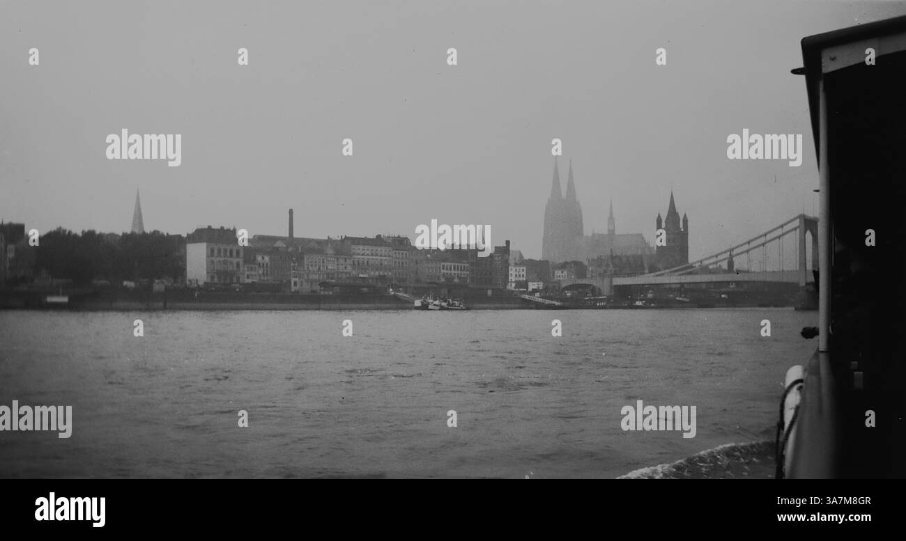 1936, une vue de la ville allemande de Cologne. Cette vue a été prise d'un bateau sur le Rhin. De nombreux monuments emblématiques de Cologne, tels que la cathédrale de Cologne (Kölner Dom) et le pont Hohenzollern, sont situés à proximité ou le long du Rhin. D'une collection de photographies amateurs non attribuées dans la plage de dates, 1929-1936, qui comprennent les vacances britanniques et européennes. La plupart des images originales étaient d'environ 3 ½ x 2 pouces. Banque D'Images