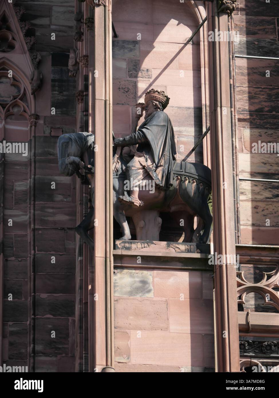 Statue d'un roi d'équitation avec couronne sur un cheval à la cathédrale de Strasbourg Strasbourg Alsace France Banque D'Images