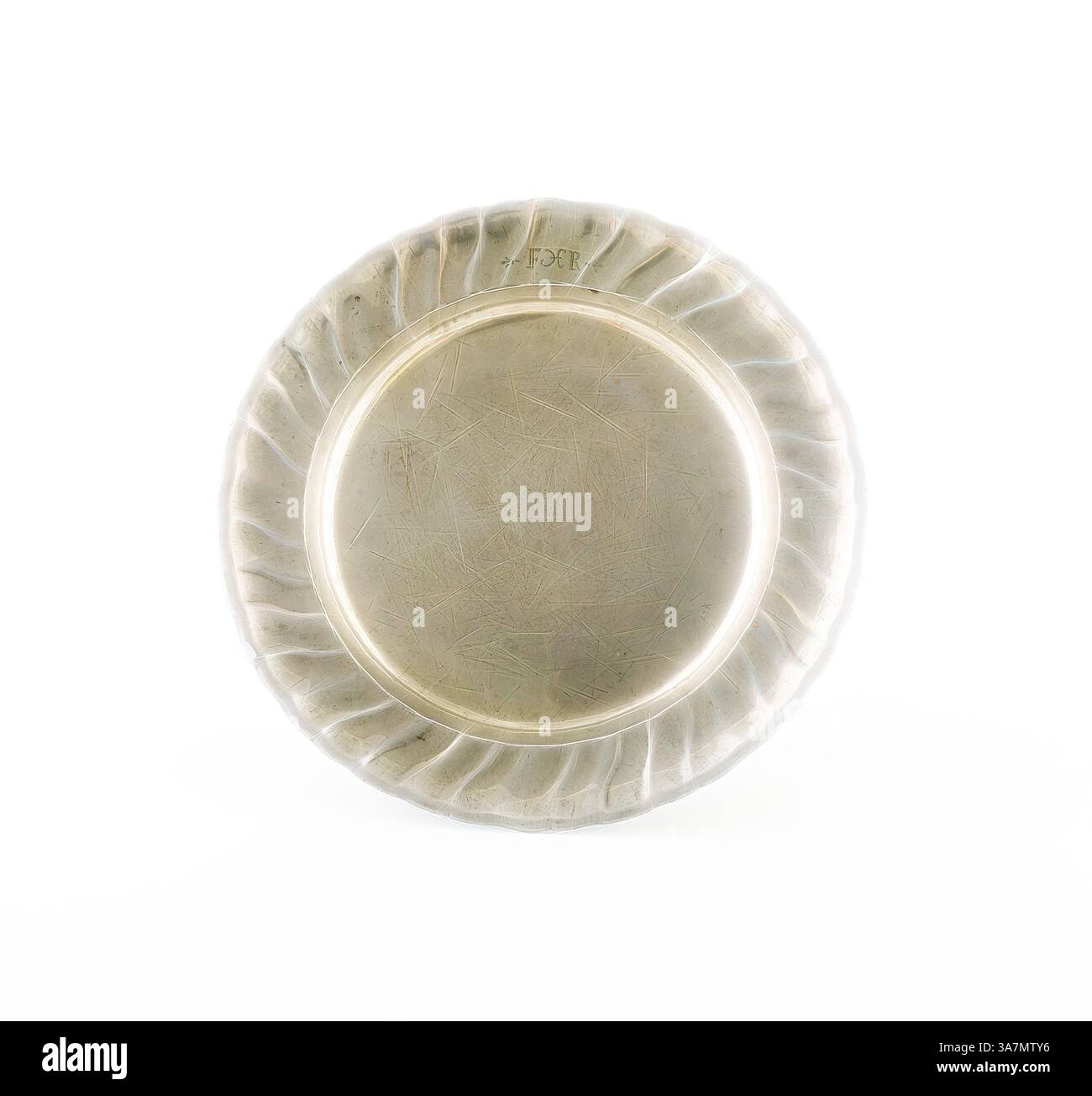Une plaque circulaire avec un bord ondulé texturé et un centre lisse, affichant un éclat subtil et de légères marques d'usure, suggérant une histoire d'utilisation et d'élégance., Art classique avec une touche moderne réinventée par Artotop, plate, c. 1777, Joseph Heilingotter IV, Czech, c. 1777, Tchécoslovaquie, République tchèque, étain Banque D'Images