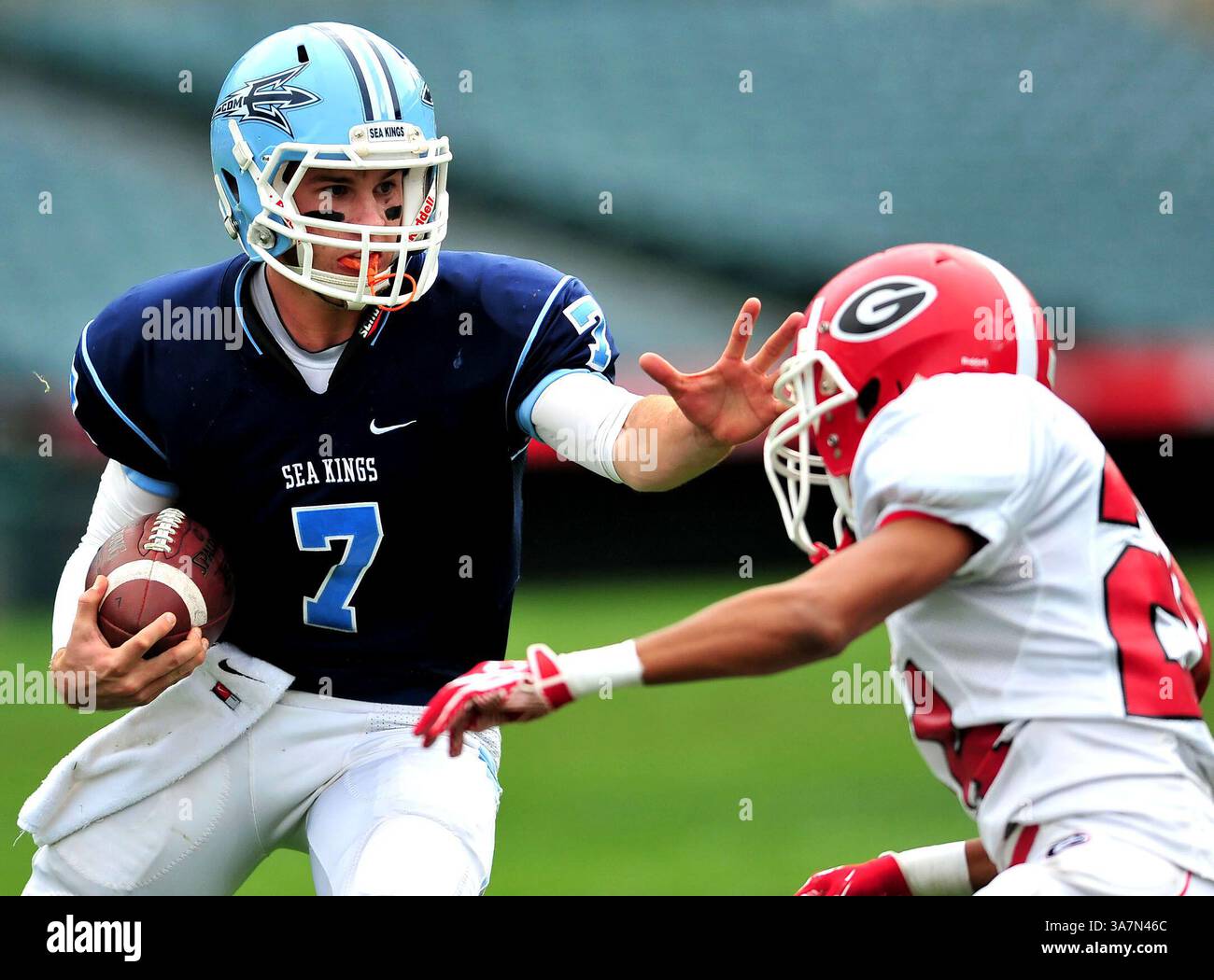 1er décembre 2012 Anaheim, CA. Le quarterback des Sea Kings de Corona Del Mar Cayman carter #7 court dans le premier quart-temps en action pendant le match de préparation au football entre les Garden Grove Argonauts v. Corona Del Mar Sea Kings dans le Varsity Prep Football CIF Southern Division Championship Game au Angels Stadium à Anaheim, Californie..les Sea Kings de Corona Del Mar battent les Garden Grove Argonauts 35-10.Louis Lopez/CSM(Credit image : © Louis Lopez/Cal Sport Media/ZUMAPRESS.com) Banque D'Images