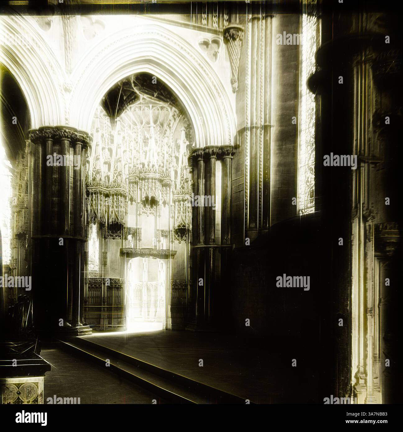 Un grand espace intérieur présentant des détails architecturaux ornés, y compris des arcs soigneusement conçus et de hauts plafonds ornés d'éléments décoratifs. La lumière pénètre à travers de grandes fenêtres, illuminant l'artisanat étonnant et créant un sentiment de beauté éthérée., Art classique avec une touche moderne réinventé par Artotop, Ely Cathedral, c. 1891, Frederick H. Evans, anglais, 1853-1943, Angleterre, Lantern slide Banque D'Images