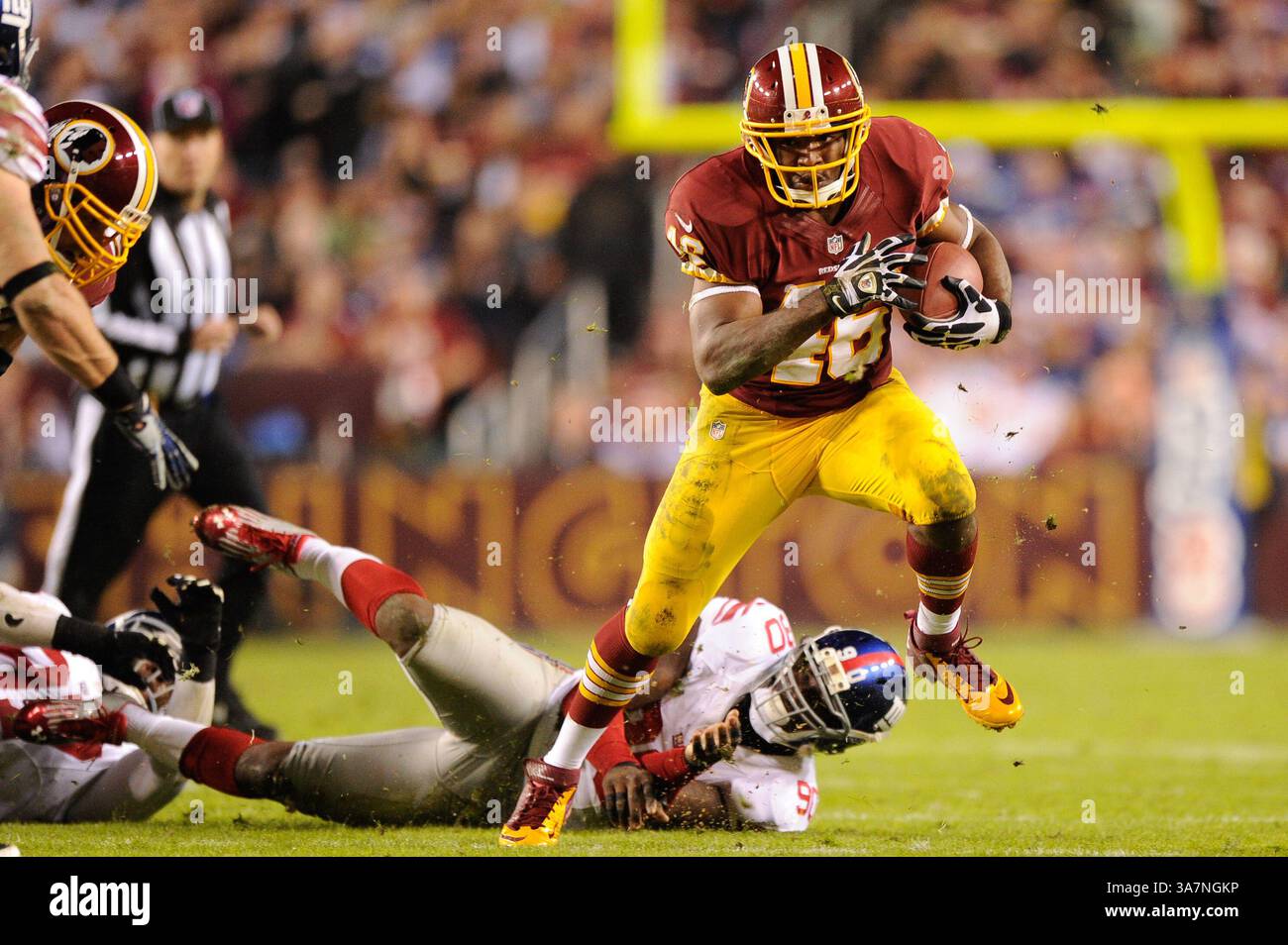 03 DÉC. 2012 - Landover, Maryland, États-Unis - les Redskins de Washington Running Back ALFRED MORRIS (46 ans) se précipite avec le ballon lors de la rencontre divisionnaire entre les Giants de New York et les Redskins de Washington à FedEx Field. (Crédit image : © John Middlebrook/Cal Sport Media/ZUMAPRESS.com) Banque D'Images