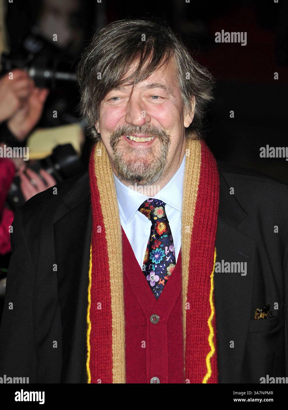Dec. 5, 2012 - Londres, Grande-Bretagne - WWW.ACEPIXS.COM....US SOLDES SEULEMENT....5 décembre 2012, Londres, Royaume-Uni....Stephen Fry arrivant à la première mondiale de 'les Misérables' le 5 décembre 2012 à Leicester Square, Londres....... Par ligne : Famous/ACE Pictures....ACE Pictures, Inc..tel : 646 769 0430..Email : info@acepixs.com (crédit image : © Famous/Ace Pictures/Ace Pictures/ZUMAPRESS.com) Banque D'Images