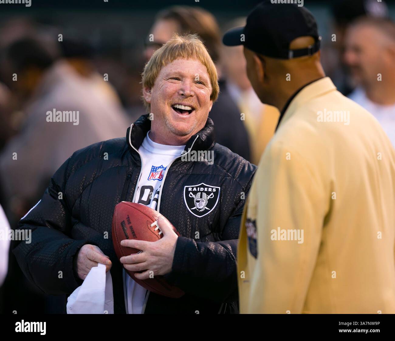 06 décembre 2012 : le propriétaire des Raiders, Mark Davis, discute avec le célèbre Ronnie Lott avant le match de football NFL entre les Raiders d'Oakland et les Broncos de Denver à l'O.co Coliseum d'Oakland, CA. Les Broncos ont battu les Raiders 26-13. â© Damon Tarver/Cal Sport Media(image crédit : © Damon Tarver/Cal Sport Media/ZUMAPRESS.com) Banque D'Images