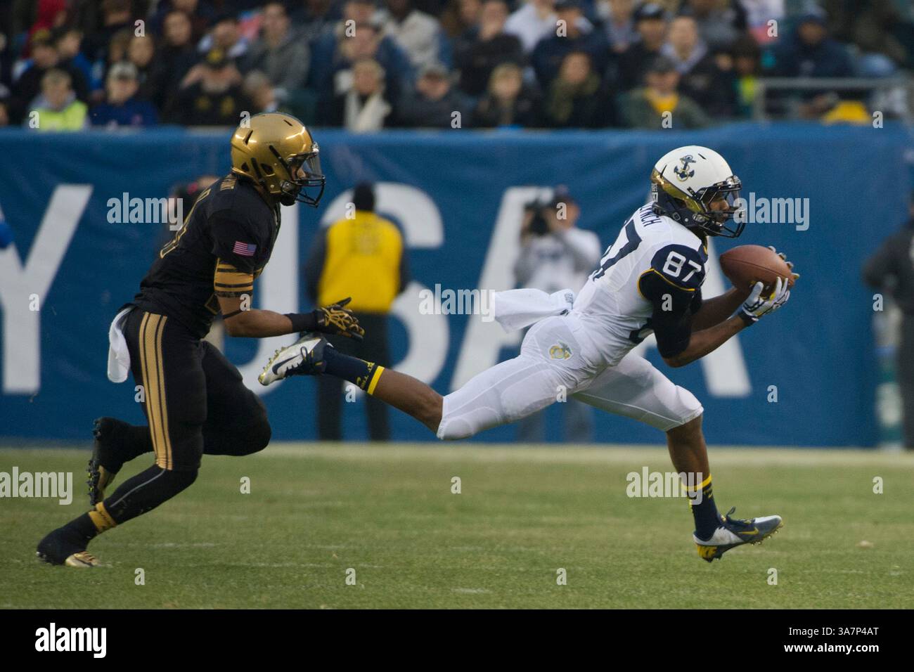 Dec. 8, 2012 - Philadelphie, PA, U. S - 08 décembre 2012 : Shawn Lynch (87), receveur large de Navy Midshipmen, fait une capture pendant le match entre les Navy Midshipmen et les Army Black Knights pour l'édition 113 du jeu Army-Navy au Lincoln Financial Field à Philadelphie, PA. (Crédit image : â© Kostas Lymperopoulos/Cal Sport Media)(crédit image : © Kostas Lymperopoulos/Cal Sport Media/ZUMAPRESS.com) Banque D'Images