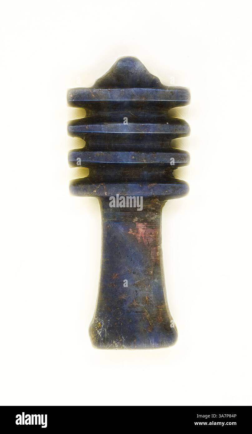 Un artefact sculpté avec une forme distinctive avec une section supérieure striée et une base plus large, mettant en valeur des détails complexes et une teinte riche et sombre., Art classique avec une touche moderne réinventée par Artotop, amulette d'un pilier djed, période tardive, dynasties 26–31 (664–332 av. J.-C.), égyptien, Égypte, Lapis lazuli Banque D'Images