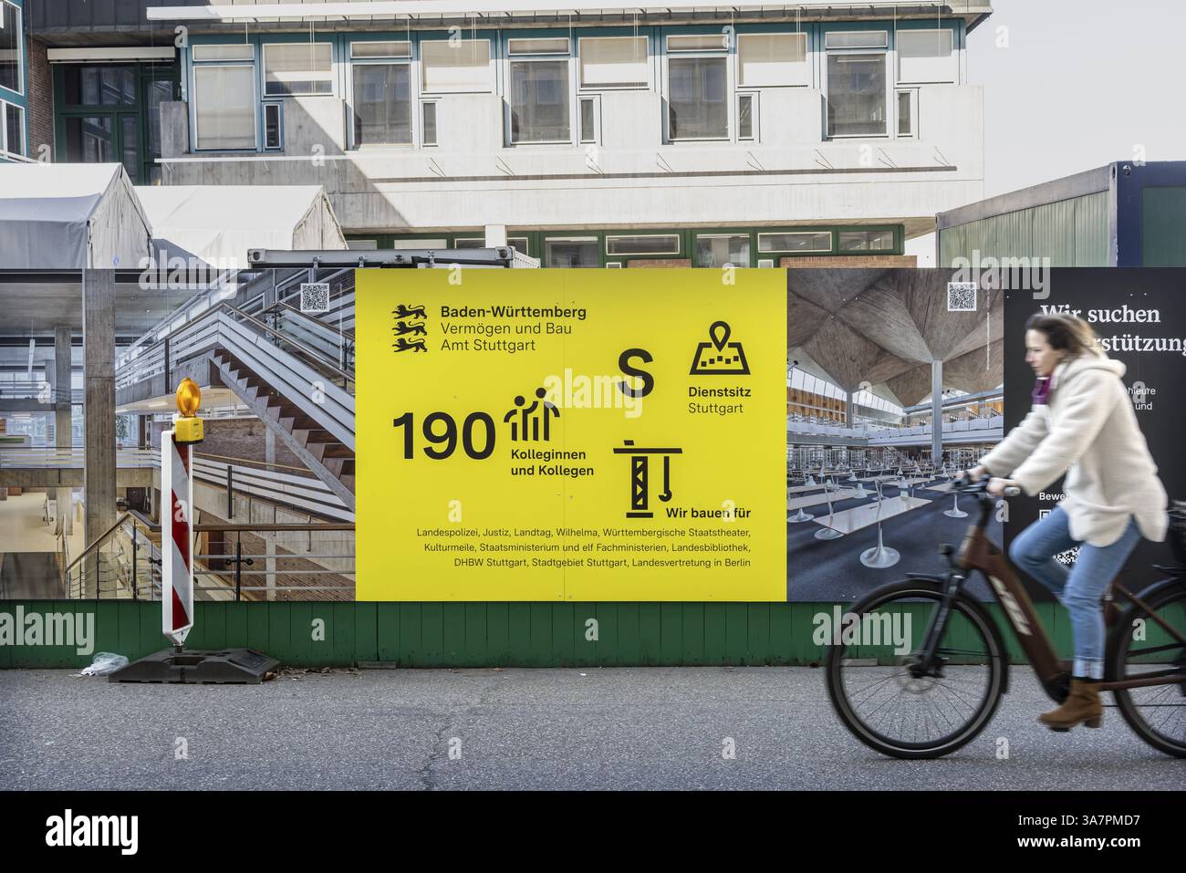 Landesbetrieb Vermoegen und Bau Baden-Wuertemberg gère, construit et entretient des terrains et des bâtiments appartenant à l'État. Bannière sur un chantier de construction à Stut Banque D'Images