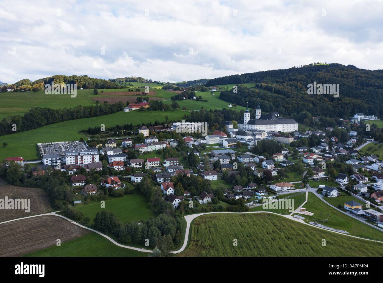 Image de drone, vue du village avec monastère cistercien Schlierbach, Schlierbach, Traunviertel, haute-Autriche, Autriche, Europe Banque D'Images