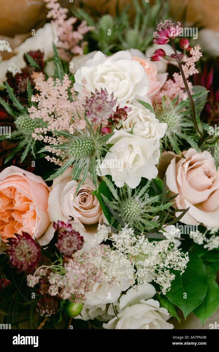 Les fleurs délicates dans les tons de rose et de blanc créent un bouquet élégant parfait pour une occasion spéciale ou une décoration. Banque D'Images
