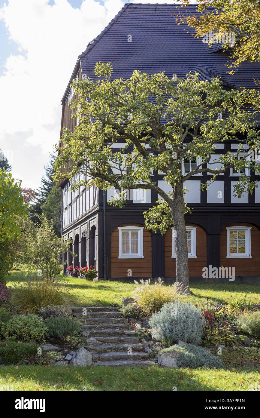 Maison à colombages avec jardin à Obercunnersdorf, Oberlausitzer Bergland, Saxe, Allemagne, Europe Banque D'Images