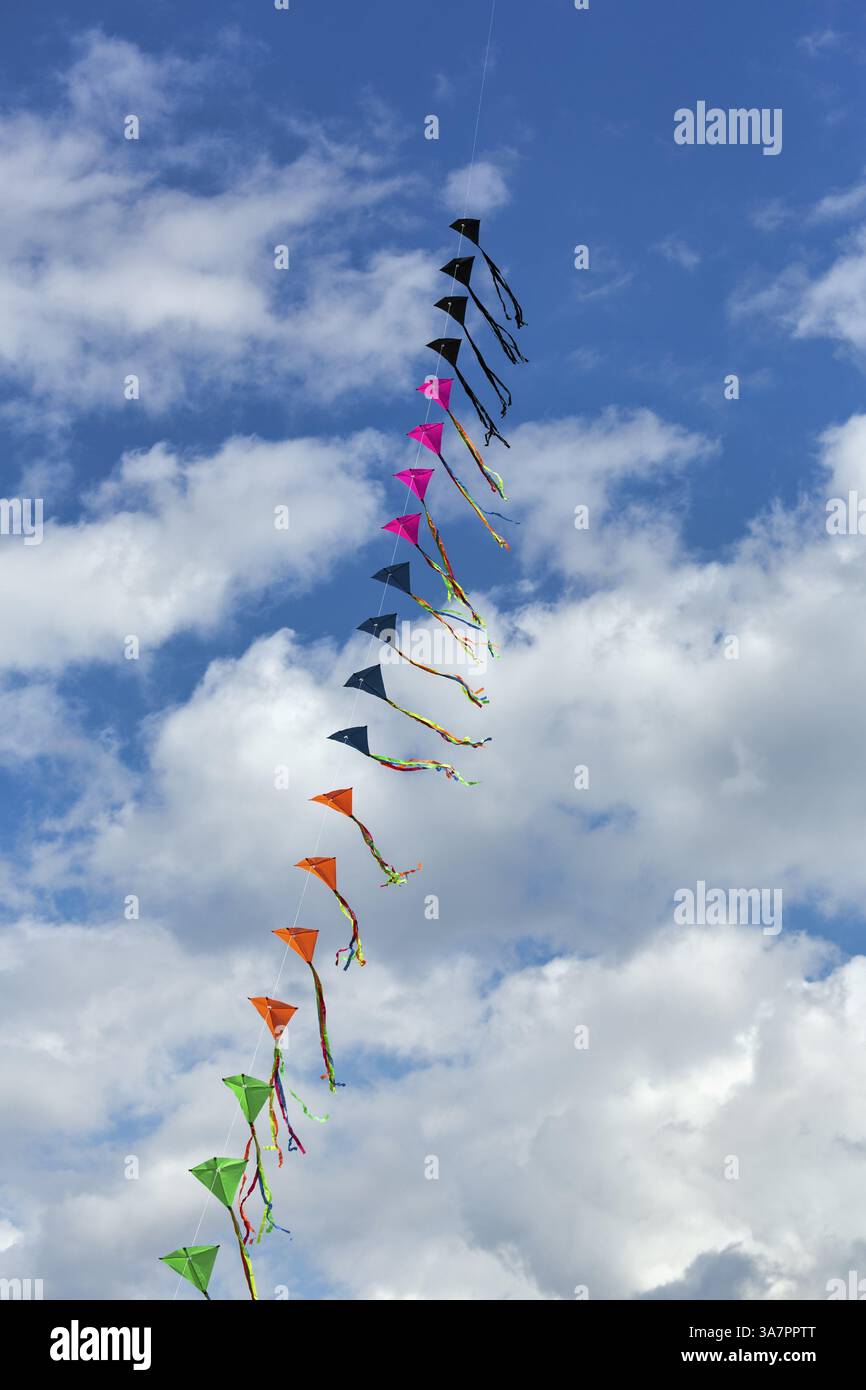 Cerfs-volants multicolores enfilés volant dans le ciel, guirlande, festival de cerfs-volants à Vinsebeck, nuages de printemps, Steinheim, Eggebirge et sud de la forêt de Teutoburg na Banque D'Images