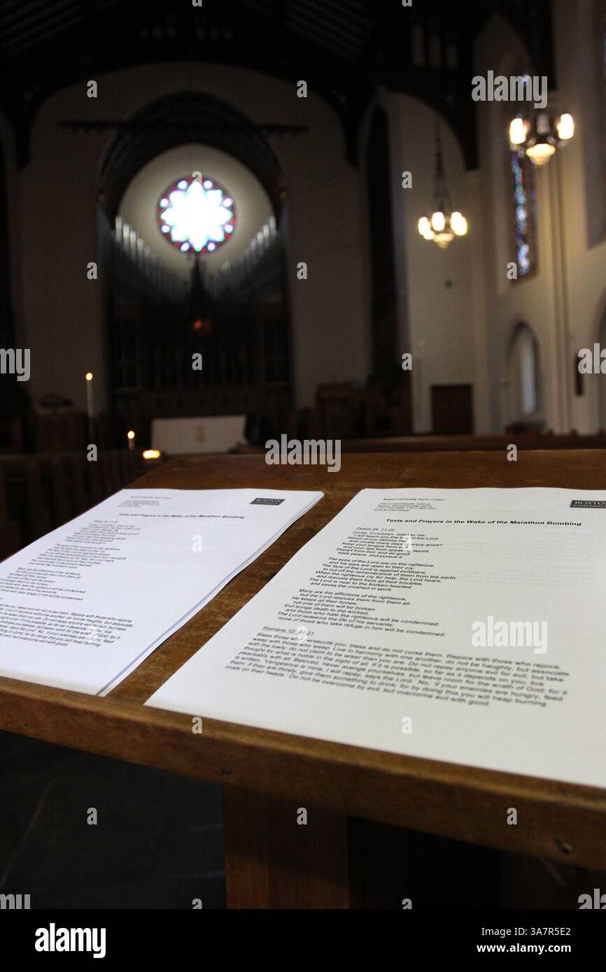 16 avril 2013 - Boston, Massachusetts, États-Unis - Boston University a donné des feuilles de prière et de la musique pour aider les passants à pleurer à Marsh Chapel, sur le campus de BU. Les étudiants ont été invités à partager leurs histoires ou leurs sentiments, et des conseillers de deuil et des chefs religieux étaient présents, ainsi que le chef du département de police de la BU et le doyen des étudiants. (Crédit image : © Michael Cummo/ZUMAPRESS.com) Banque D'Images