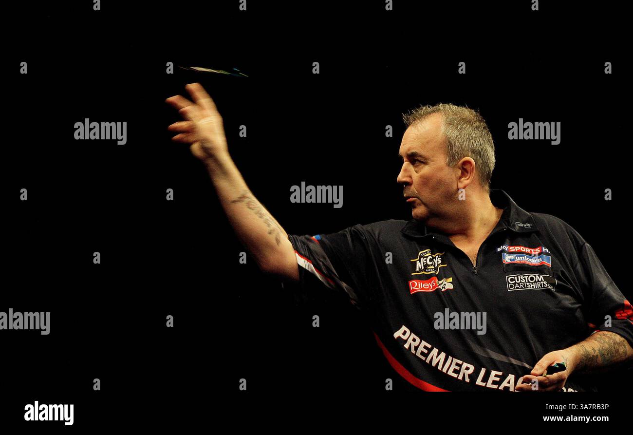 18 avril 2013 - 18.04.2013, PHIL TAYLOR en action contre ANDY HAMILTON, semaine 11 des fléchettes de premier League McCoyâ€™ à l'O2, Dublin, Irlande (crédit image : © Michael Cullen/ZUMAPRESS.com) Banque D'Images
